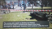 На екрані - залізничний вокзал у місті Краматорськ після обстрілу. На землі лежить ракета, поруч стоять поліцейські.