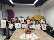 Учасики заходу створюють великодні символи