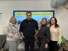 Павло Медина — лідер молодіжного руху та члени делегації.