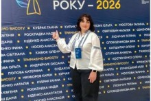 Ганна Кубрак позує біля банеру «Учитель року - 2026».
