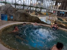 Діти та дорослі в джакузі в аквапарку