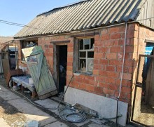 Зруйнований двір після ворожого обстрілу