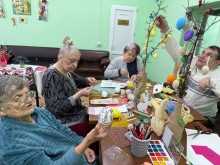 Мешканці прикрашають крашанки