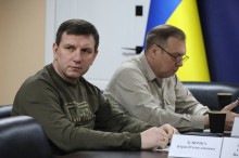 Юрій Ключка та Олександр Шевченко заслуховують доповіді під час наради