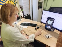 Представник військової адміністрації сидить за столом та слухає доповідача на семінарі