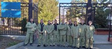 Учні Краматорського центру професійно-технічної освіти у спецформах біля воріт Дніпровського Центру професійно-технічної освіти.