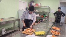 Майбутні кухарі під час практичних занять у кухні-лабораторії