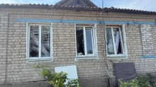 Вибиті вибухом вікни в будівлі.