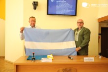 Голови громад тримають прапор міста Кременчук.