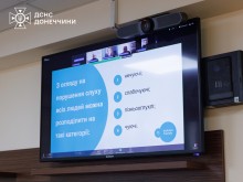 На екрані монітора презентація вебінару «Комунікація без бар’єрів: взаємодія з людьми з різними видами порушень».
