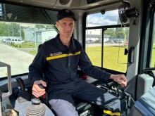 Переселенець з Донеччини Ігор Харін працює машиністом бульдозера ДСНС у Житомирі.