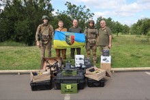 Вадим Філашкін передає БПЛА бійцям 24-ої ОМБр.