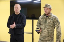 Вадим Філашкін вручає нагороду захиснику