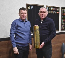 Керівники Селидівської та Березівської громад тримають сувенір з Донеччини