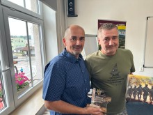 Представники делегації тримають книжку та посміхаються.