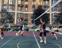 Заняття з волейболу на відкритому повітрі на локації «Активного парку»