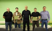 Артур Насібян, Вадим Філашкін та Олександр Гончаренко із ветеранами, які отримали сертифікати на житло.