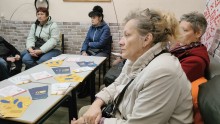 Відвідувачі Краматорської філії Товариства Червоного Хреста сидять за столом