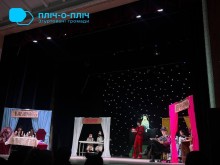 Дія на сцені. Актори грають казкову сімейну виставу «Пан Шкарпеткос та срібне сузір’я Панчішки». На сцені декорації позаду імітація зоряного неба.