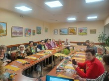 Учасники майстер-класу за столом слухають лекторів