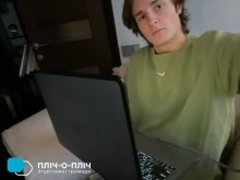 Учень Бахмутського центру професійно-технічної освіти, сидить за столом біля екрану монітора, перевіряє хвої знання події 29 січня 1918 року .