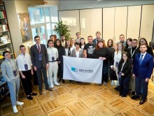 Спільне фото учасників заходу. Посередині прапор організатора Пліч-о-пліч.