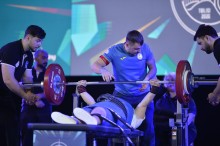 Злата Дячук на чемпіонаті Європи з пара пауерліфтингу піднімає вагу