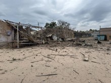 Зруйноване ворожим обстріло господарське приміщення.