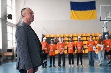 Заступник голови донецької обласної державної адміністрації Ігор Бойко вітає дітей.