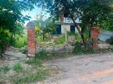 Зруйнований ворожим обстрілом будинок