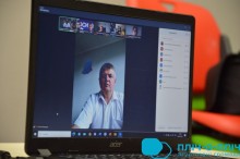 Учасник онлайн наради у білій сорочці, слухає інших учасників.