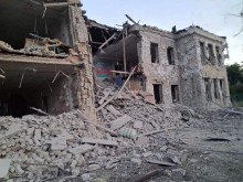 Зруйнована ворожим обстрілом будівля