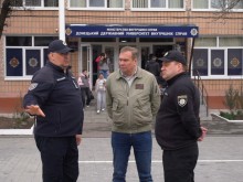 Заступник голови Донецької облдержадміністрації Олександр Шевченко разом із  представниками поліції