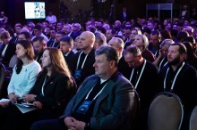 Вадим Філашкін сидить у залі серед інших учасників Форуму