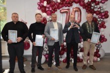 Урочисте святкування 70-річчя державного навчального закладу «Бахмутський центр професійно-технічної освіти». Атмосфера на фото урочиста і дружня. Присутні голова громада, педагогічні працівники та інші посадові особи.