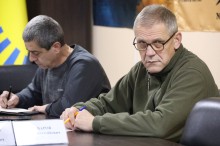 Учасники засідання комісії за столом