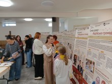Відвідувачі заходу розглядають інформаційні стенди виставки.