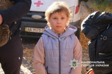 Дитина поруч з поліцейським