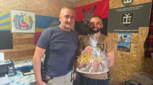 Олексій Воробйов передає випічку військовим