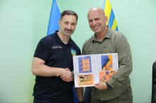 Ігор Смілянський та Вадим Філашкін тиснуть один одному руки.