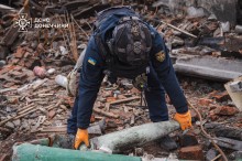 Піротехник роздивляється вибухонебезпечний предмет.