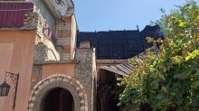 Пошкоджена російським обстрілом будівля.