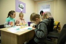 Діти з Донецької області малюють листівки Святому Миколаю