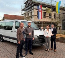 Спільне фото. Позаду переданий автомобіль.