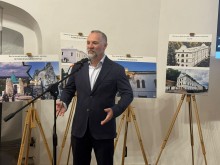 Почесний гість говорить у мікрофон перед спіробітниками та гостями заходу