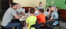 Діти за столом спілкуються з психологом