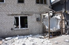 Господарська будівля, пошкоджена ворожим обстрілом