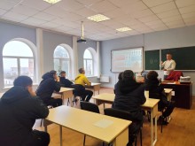 Учні Краматорського центру професійно-технічної освіти проходять практичне навчання мистецтва зварювання.