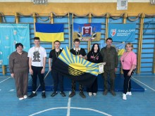 Команда з Шахівської громади тримає прапорт Донецької області