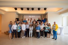 Тренери та спортсмени Донеччини разом з представниками облдержадіністрації стоять із нагородами та сертифікатами.
